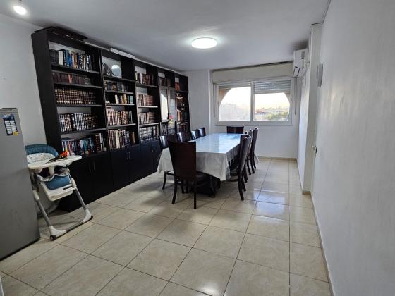 לייש 401, גילה