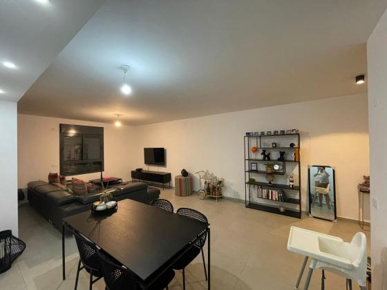 תבור 9, בית בפארק