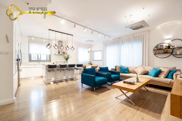 אהוד מנור 8, קרית אילון