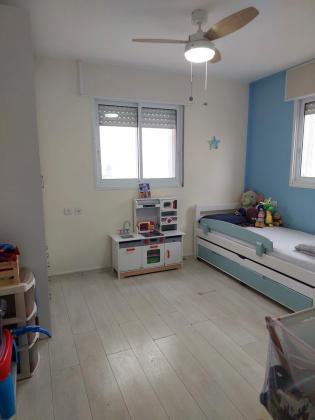 השקד 12, עין שרה