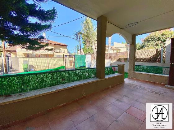 החסידה 4, המפדה האזרחי