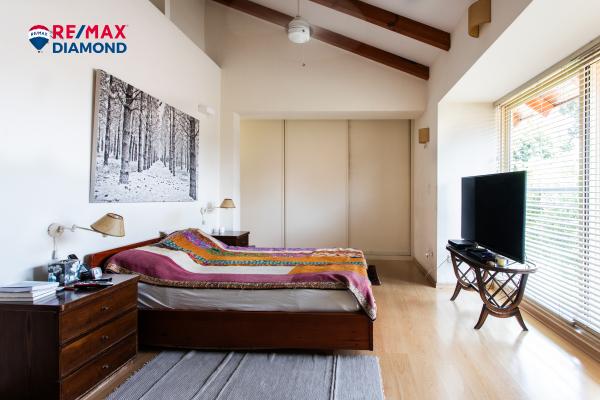 בשכונת אלון