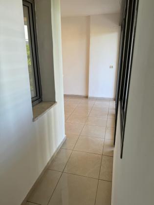 צבי מנדלבלט 8, מרכז