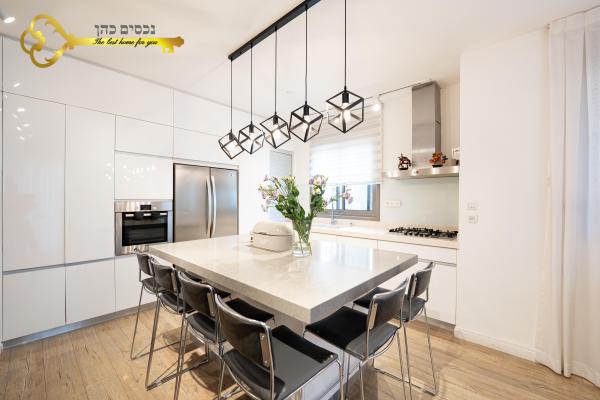 אהוד מנור 8, קרית אילון