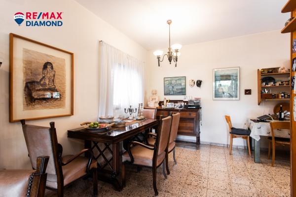 בשכונת אלון