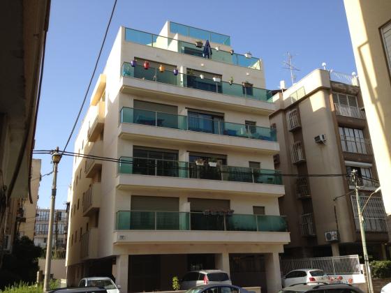 ביאליק 8, קרית עבודה