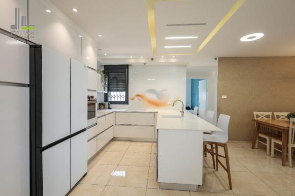 ישעיהו משורר 16, הדר גנים