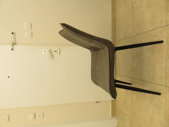 כיסא דמוי עור