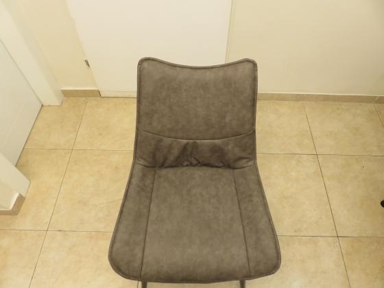 כיסא דמוי עור