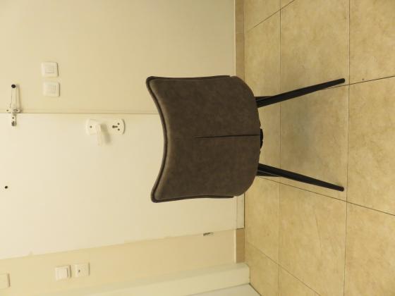 כיסא דמוי עור