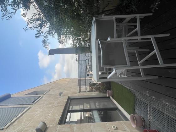 בשכונת דניה