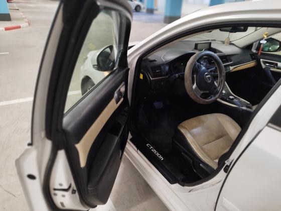 לקסוס CT200H (2017)