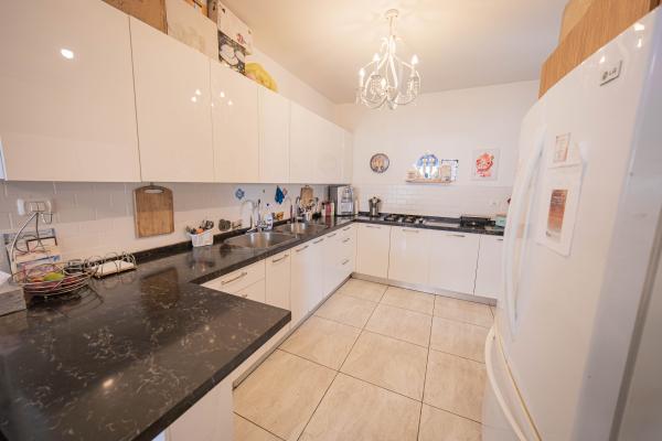 הרב אברהם שפירא 7, משקפיים