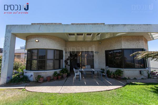 בשכונת דניה