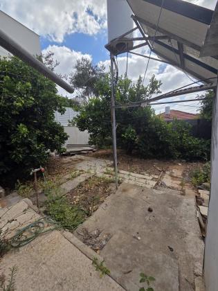 בשכונת שז"ר