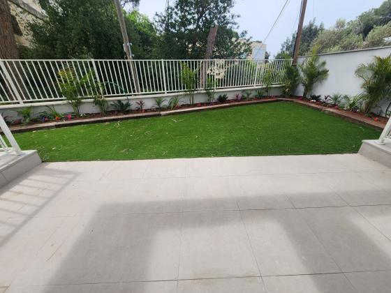 בשכונת אחוזה