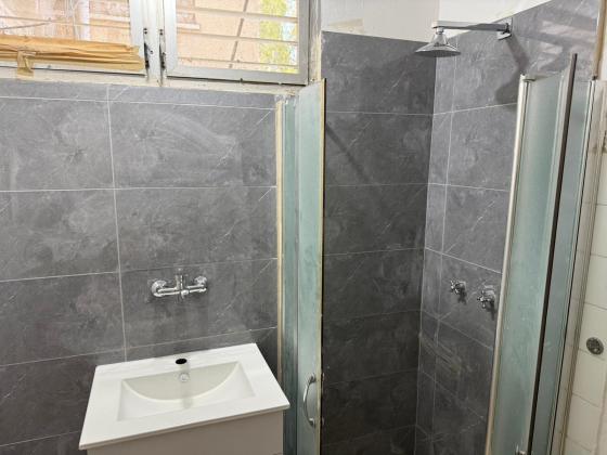 השומרון 5, פנחס ספיר