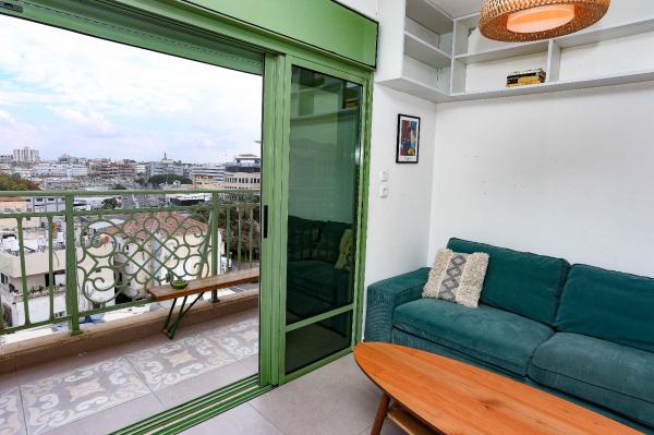 פוריה 12, נגה