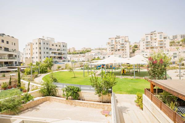 הרב אברהם שפירא 7, משקפיים