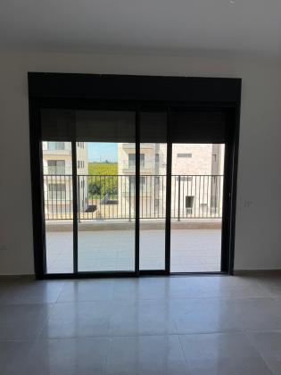 שיר השירים 26, גן יבנה מערב