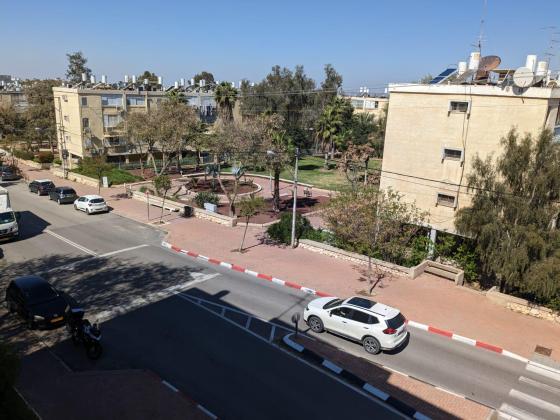 סנהדרין 136, שכונה ד