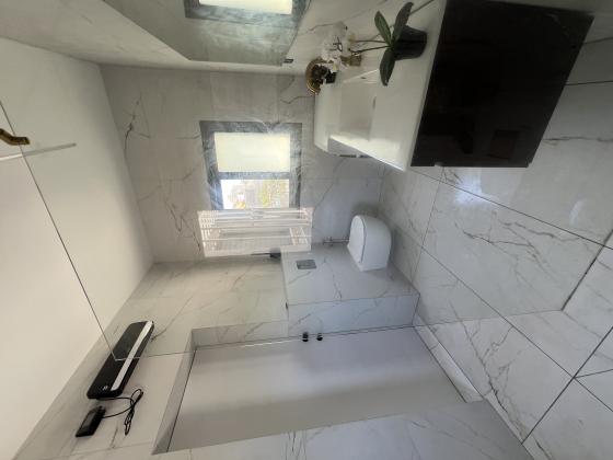 חכמי אתונה 60, שפירא