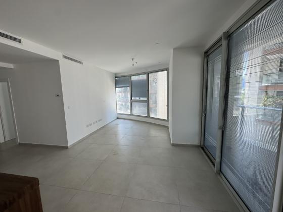 יצחק גרציאני 10, שרונה