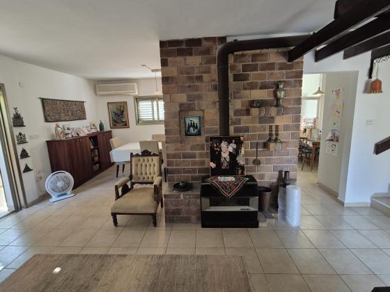 נצח ישראל 9, מרכז