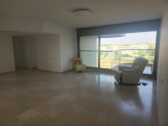 שדרות מיכאל נאמן 18, גלילות