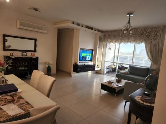 השומר, פרפר