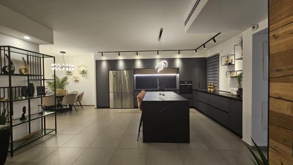 שושנה דמרי 5, נאות אפק