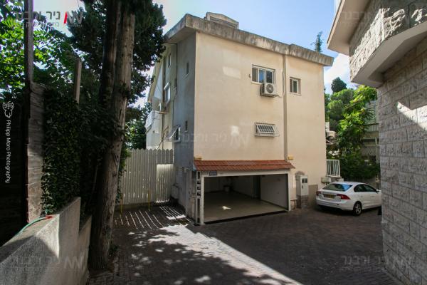 דיישראלי 52, אחוזה