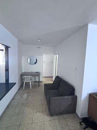 גר צדק 7, דקר