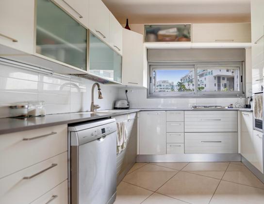 מארק שגאל 9, נופי ים (הגוש הגדול)