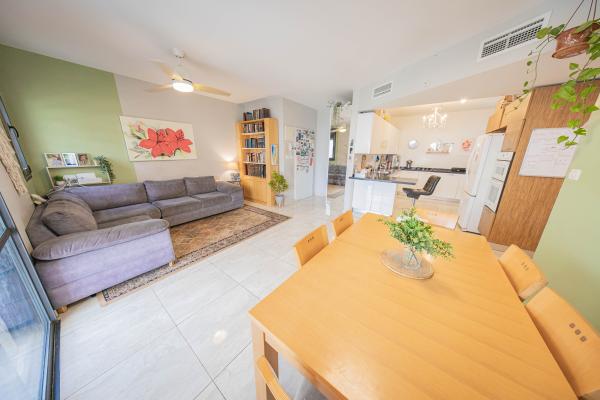 הרב אברהם שפירא 7, משקפיים