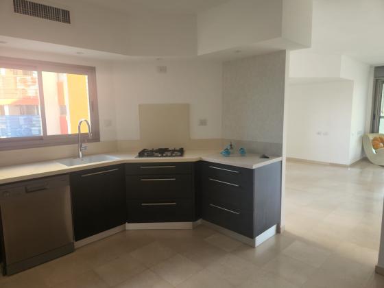 שדרות מיכאל נאמן 18, גלילות