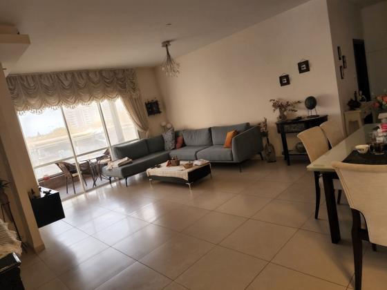 השומר, פרפר