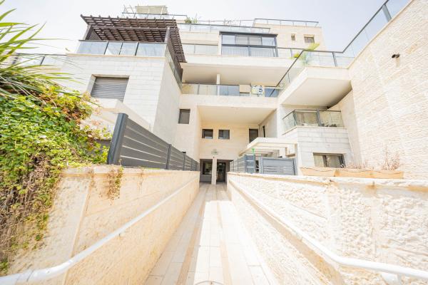 הרב אברהם שפירא 7, משקפיים