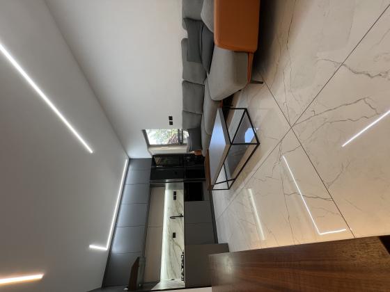 חכמי אתונה 60, שפירא