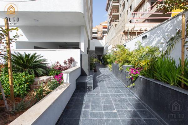 דישראלי 9, אחוזה