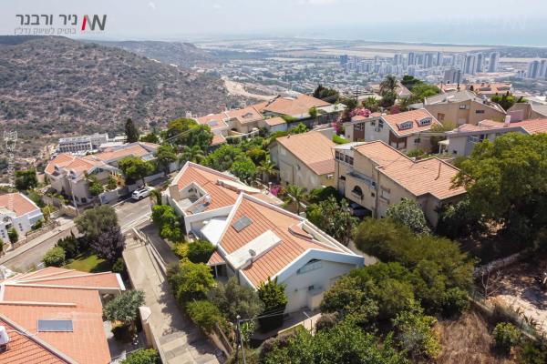 קמיל הויסמנס 34, דניה