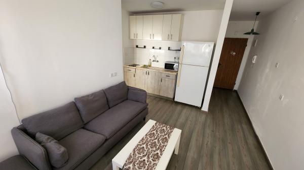 יד ושם 24, מרכז אזרחי