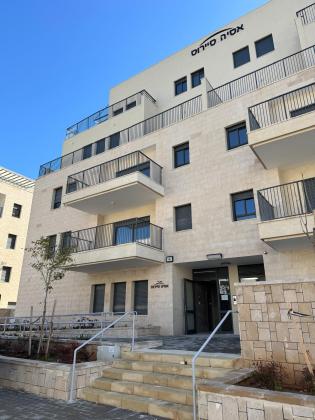 שיר השירים 26, גן יבנה מערב