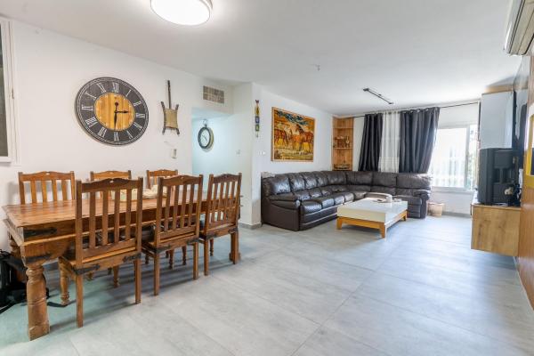 מיכאל חזני 26, שכונה יא