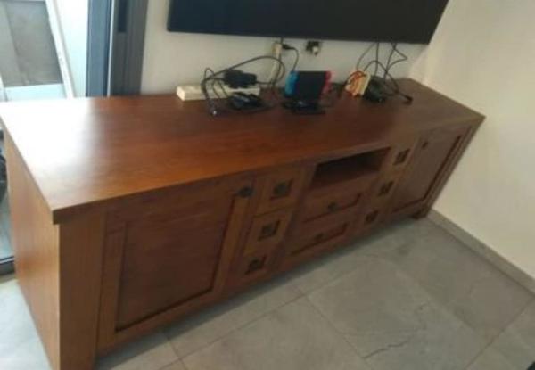 מזנון עץ מלא בצבע מיוחד ובמצב טוב