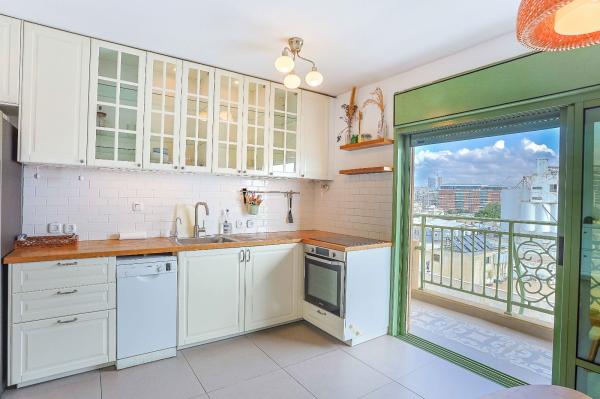 פוריה 12, נגה