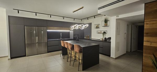 שושנה דמרי 5, נאות אפק