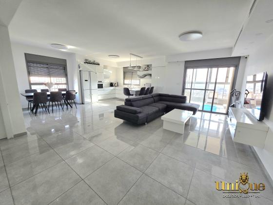 העצמאות, אברמסקי