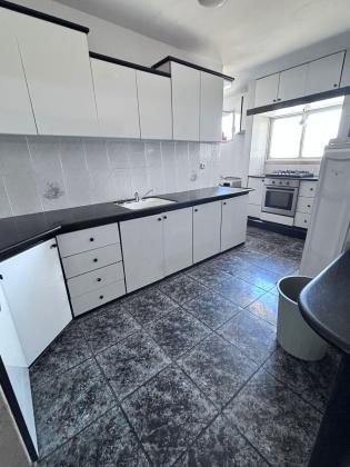 גר צדק 7, דקר