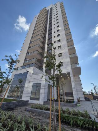 לאה גולדברג 10, תלמי מנשה הצעירה